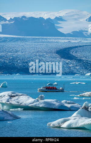 Excursion en bateau parmi les Icebergs de Jokulsarlon glacial lagoon, sous le glacier Breidamerkurjokull. Parc national du Vatnajökull, Sudhurland, Islande. Banque D'Images