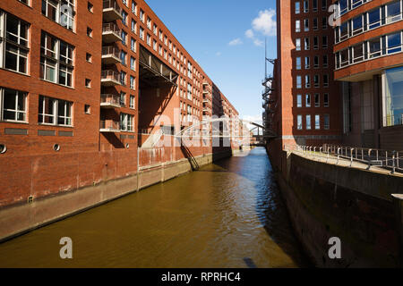 Canal de l'Elbe, le pont et les bâtiments du quartier Speicherstadt (entrepôt) à Hambourg, Allemagne. Banque D'Images