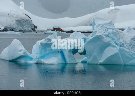 Iceberg voûté dans Paradise Harbour, péninsule antarctique Banque D'Images