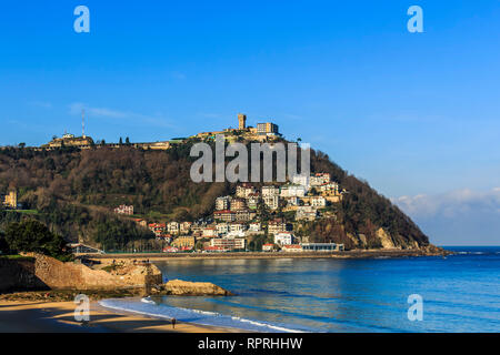 San Sebastian, Espagne - Jan 2019 : Pico del Loro (Parrot's Beak) et dans la distance des maisons et appartements sur montagne Igeldo Banque D'Images