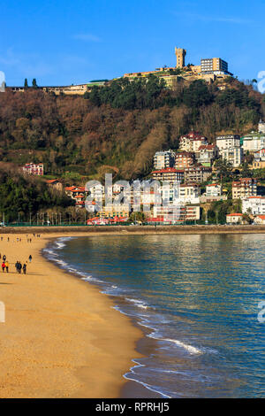 San Sebastian, Espagne - Jan 2019 : la plage d'Ondarreta et à la distance des maisons et appartements sur montagne Igeldo Banque D'Images