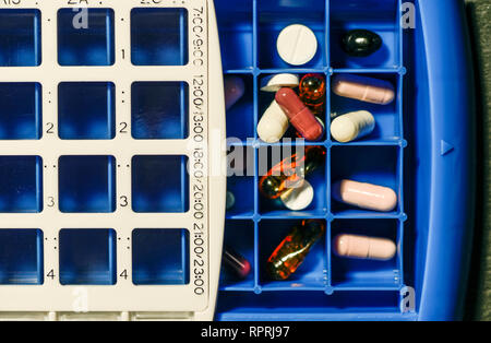 Comprimés dans la case avec les dates. Médicaments différents séparés par dates et heures. Plan pour la prise des médicaments. Concept médical avec casemate. Banque D'Images