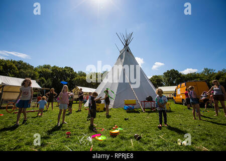 Amusement et jeux à l'école de cirque au tipi à Wowo's camping, Sussex, UK Banque D'Images