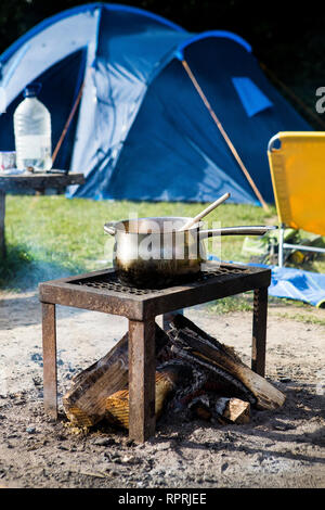 La cuisson à feu ouvert dans un camping dans le Sussex, UK Banque D'Images