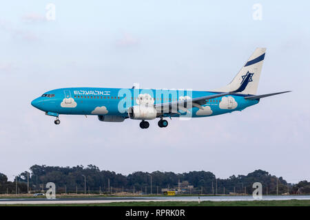 El Al Israel Airlines Boeing 737-8Z9 L'atterrissage piste 31, en provenance d'Israël à repeindre chez ACM Malte. Banque D'Images