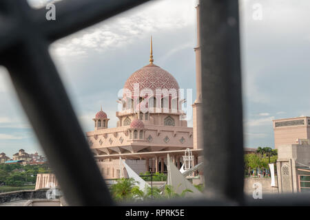 Mosquée Putra, situé à Putrajaya, Malaisie. Également appelée la mosquée rose en raison de l'utilisation de granit rose dans sa construction. Banque D'Images