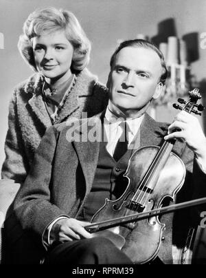 SABINE UND DIE MÄNNER 100 D 1960 Wilhelm Thiele Yehudi Menuhin Geiger mit der jungen Schauspielerin SABINE SINJEN, dans 'Sabine und die Männer 100', 1960. Banque D'Images