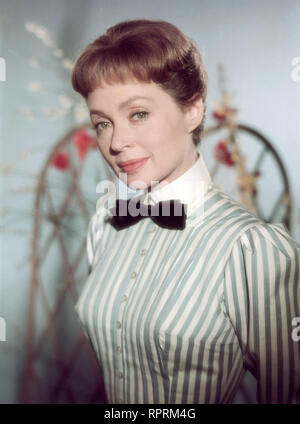 MÄDCHEN IN UNIFORM / BRD 1958 / Geza von Radvanyi / LILLI PALMER als Erzieherin Elisabeth von Bernburg dans 'Mädchen en uniforme", 1958. Studioportrait. A. Grimm Banque D'Images