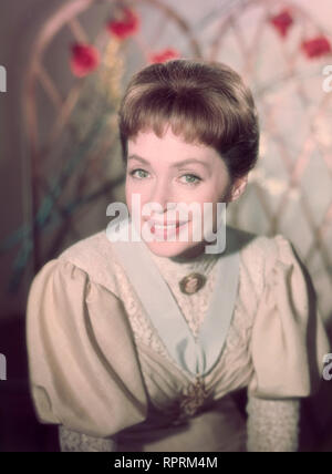 MÄDCHEN IN UNIFORM / BRD 1958 / Geza von Radvanyi / LILLI PALMER als Elisabeth von Bernburg dans 'Mädchen en uniforme", 1958. Studioportrait. A.Grimm Banque D'Images