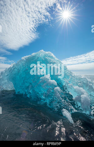 Les icebergs sur Breidamerkursandur plage de sable noir, sous Jokulsarlon. Sudhurland, au sud est de l'Islande. Banque D'Images