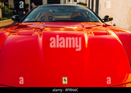 Ferrari montrent que 8 octobre 2016 à La Valette, Malte, près de Grand Hotel Excelsior. Capot de rouge Ferrari Banque D'Images