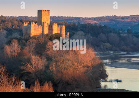 Almourol, Portugal - 12 janvier 2019 - 12e siècle Almourol Castle et le Tage au coucher du soleil sur une journée d'hiver. Banque D'Images