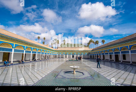 À l'intérieur intérieur de l'ancien Palais Bahia, l'une des principales attractions de Marrakech. Plafond. Cour intérieure à Marrakech, Maroc Banque D'Images