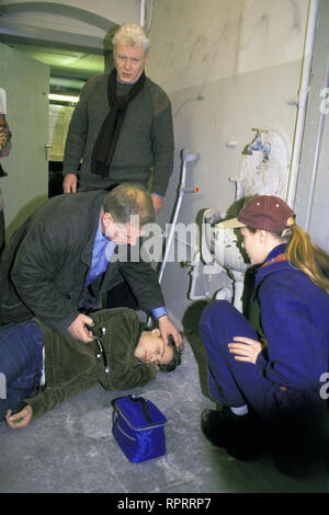 DR. SOMMERFELD - NEUES VOM BÜLOWBOGEN / 195. Flugversuche D 2001 / RAINER HUNOLD, NICOLAS ARTAJO, KATHLEEN FIEDLER, FRIEDHELM PLOK (hinten) / Überschrift : DR. SOMMERFELD - NEUES VOM BÜLOWBOGEN / D 2001 Banque D'Images