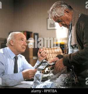 / 1989-1996 Der Mann mit dem Koffer D 1985 Hans-Jürgen Tögel / Der alte Sebastian Storch wird wegen eines Leistenbruchs in der Schwarzwaldklinik behandelt. Storch, der noch nie in einer Klinik la guerre, s'il est sich auf keinen Fall von seinem Geld-Koffer trennen. Voir mit Verwaltungsdirektor Mühlmann (ALF MARHOLM), Sébastien Storch (CARL HEINZ SCHROTH). EM / 1989-1996 / Überschrift : D 1985 Banque D'Images