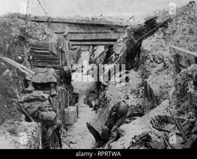 Dans une tranchée de première ligne à Ovillers, 1916. La capture d'Ovillers (1-16 juillet 1916) était une opération locale britannique pendant la bataille d'Albert, nom donné par les Britanniques aux deux premières semaines de la bataille de la somme. Banque D'Images