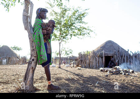 Zemba femme avec enfant le matin dans un village près d'Epupa Falls, Kunene, Namibie, Afrique du Sud Banque D'Images