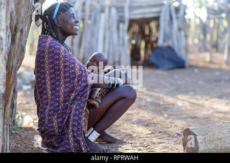 Zemba femme avec enfant le matin dans un village près d'Epupa Falls, Kunene, Namibie, Afrique du Sud Banque D'Images