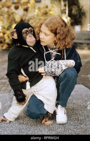 UNSER CHARLY / Charly dans Gefahr D 1995 / Helmut Förnbacher Sandra (FRIEDERIKE MÖLLER) CHARLY und in der Folge : 'Charly dans Gefahr'. C42530 / Überschrift : UNSER CHARLY / D 1995 Banque D'Images