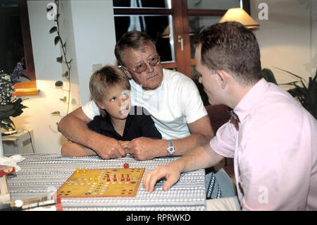 UNSER OPA IST DER BESTE / AUT 1996 / Helmuth Lohner MICHAEL MENGER (Max), Helmuth LOHNER (réalisateur), CORNELIUS OBONYA (Eduard) 39947#  / Überschrift : UNSER OPA IST DER BESTE / AUT 1996 Banque D'Images