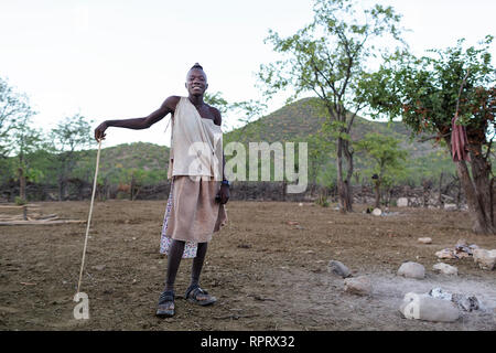 Garçon Himba avec herder une strick, Namibie, Afrique Banque D'Images