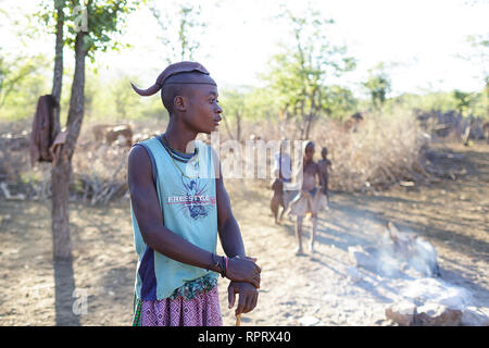 Garçon Himba dans un village près d'Epupa Falls, Kunene, Namibie, Afrique du Sud Banque D'Images