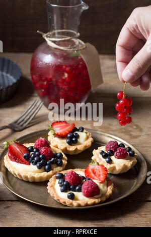 Tartelettes aux fruits sur un plateau en laiton vintage Banque D'Images