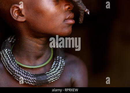 Fille de la tribu Himba, le nord de la Namibie Banque D'Images