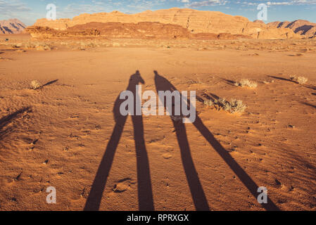 Les touristes l'ombre dans la vallée de Wadi Rum ou Vallée de la Lune en Jordanie Banque D'Images