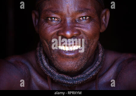 Portrait d'un chef Himba, Purros, Namibie Banque D'Images