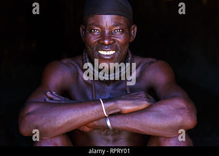 Portrait d'un chef Himba, Purros, Namibie Banque D'Images