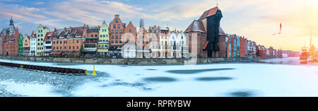 Hiver Gdansk panorama du remblai de Motlawa avec grue du port et autres Zuraw bâtiments anciens.. Banque D'Images