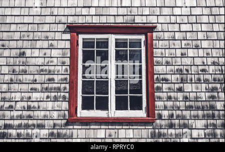 Fenêtre d'une maison de campagne traditionnelle. Cabine en bois ancien avec des murs carrelés. Québec, Canada. Banque D'Images