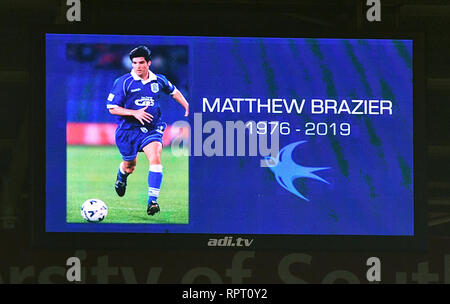 Hommages à l'ancien joueur de Cardiff City Matthieu Brazier avant le coup d'envoi au cours de la Premier League match au Cardiff City Stadium. Banque D'Images