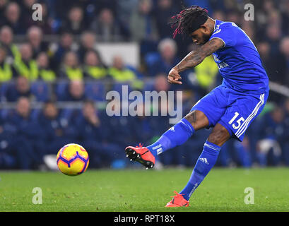 La ville de Cardiff Leandro Bacuna tire vers le but lors de la Premier League match au Cardiff City Stadium. Banque D'Images