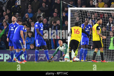 Abdoulaye Doucouré, Watford (centre) célèbre son premier but de côtés du jeu, marqués par Gerard Deulofeu (pas sur la photo) au cours de la Premier League match au Cardiff City Stadium. Banque D'Images