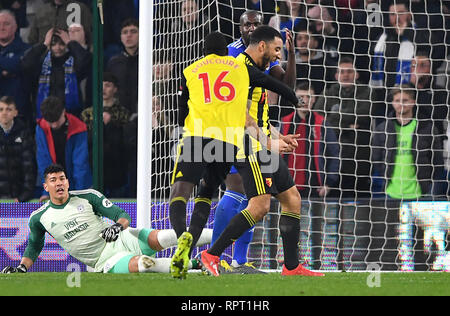 Abdoulaye Doucouré, Watford (centre) célèbre son premier but de côtés du jeu avec son coéquipier Troy Deeney, marqués par Gerard Deulofeu (pas sur la photo) au cours de la Premier League match au Cardiff City Stadium. Banque D'Images