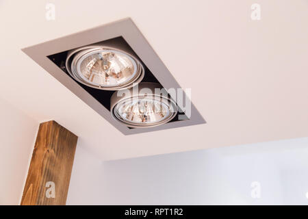 Lampe de plafond double intégré dans le plafond. Banque D'Images