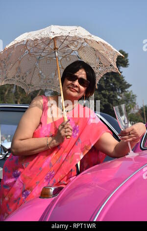 Un Indien Dame posant avec costume et la culture d'époque à la 50e Plus Vintage & Classic Car Meeting à Kolkata, Inde. Banque D'Images