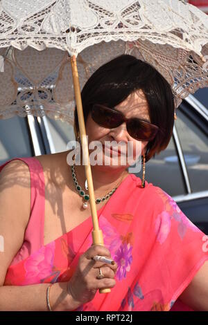 Un Indien Dame posant avec costume et la culture d'époque à la 50e Plus Vintage & Classic Car Meeting à Kolkata, Inde. Banque D'Images