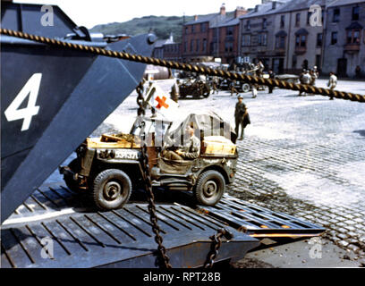 Jeeps roulant dans les portes ouvertes d'un L.C.T. dans un port de Bretagne en préparation pour le D-Day. Banque D'Images
