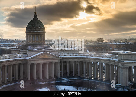 Kazansky Cathedral à Saint-Pétersbourg au coucher du soleil, l'hiver, le soleil brille à travers les nuages, le panorama de la ville, un temps clair, soleil, colomns, un dôme Banque D'Images
