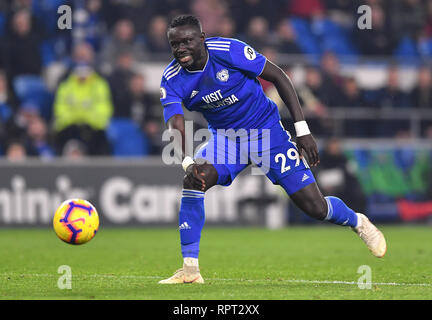 La ville de Cardiff Oumar Niasse en action au cours de la Premier League match au Cardiff City Stadium. Banque D'Images