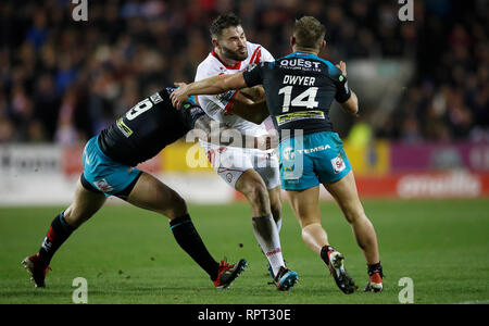 St Helens Saints' Alex Walmsley est abordé par Leeds Rhinos Mikolaj Oledzki (à gauche) et Leeds Rhinos Brad Dwyer (droite), au cours de la Super League Betfred match au stade totalement méchants, St Helens. Banque D'Images