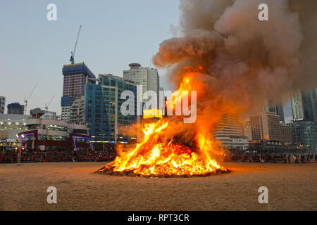 Le Daeboruem Jeongwol la veille du Nouvel An lunaire dans l'événement de la plage de Haeundae, Busan, Corée du Sud, Asie Banque D'Images