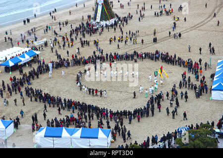 Le JeongwolDaeboruem la veille du Nouvel An lunaire en événement Plage Gwangalli, Busan, Corée du Sud, Asie Banque D'Images