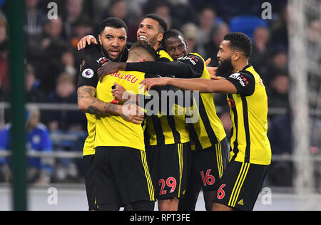 Gerard Deulofeu de Watford (à gauche) célèbre marquant son troisième but du côté du jeu avec ses coéquipiers au cours de la Premier League match au Cardiff City Stadium. Banque D'Images