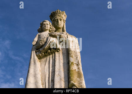 Statue de Notre Dame de The Town House et l'enfant Jésus dans les Alpes du sud des vallées du Pays de Galles Banque D'Images