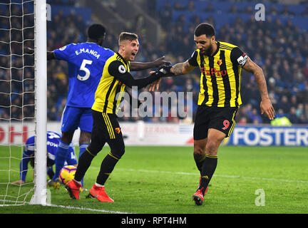 Troy Deeney de Watford (à droite) célèbre marquant son quatrième but du côté du jeu avec son coéquipier Gerard Deulofeu au cours de la Premier League match au Cardiff City Stadium. Banque D'Images