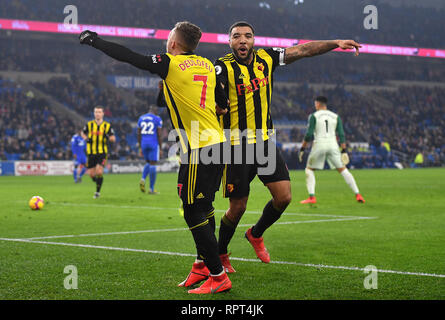 Troy Deeney de Watford (à droite) célèbre marquant son quatrième but du côté du jeu avec son coéquipier Gerard Deulofeu au cours de la Premier League match au Cardiff City Stadium. Banque D'Images